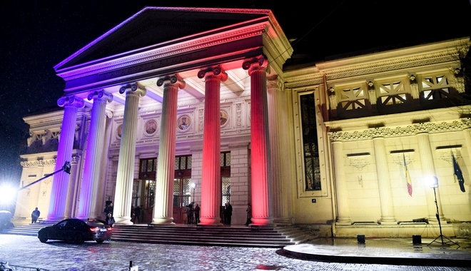 Атенеумът в Букурещ с цветовете на румънското знаме