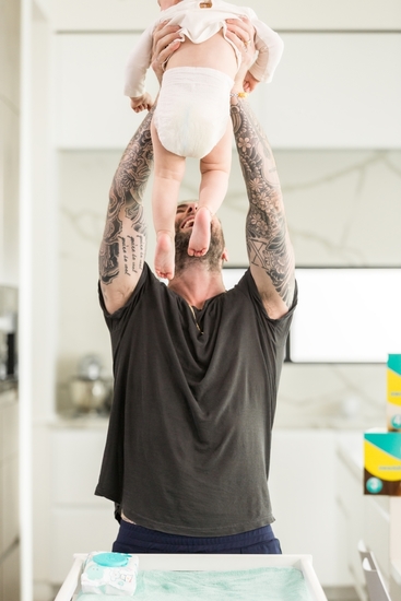 Адам Левин с бебето си в реклама на "Памперс"