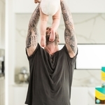 Адам Левин с бебето си в реклама на "Памперс"