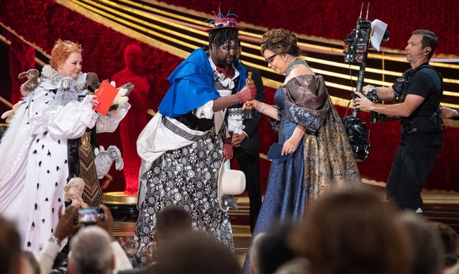 Мелиса Маккарти и Брайън Тайри Хенри връчват "Оскар" за костюми