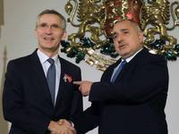Бойко Борисов посреща Йенс Столтенберг с мартеничка