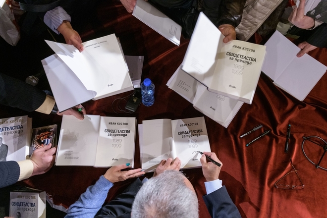 Иван Костов дава автографи върху книгата си "Свидетелства за прехода"