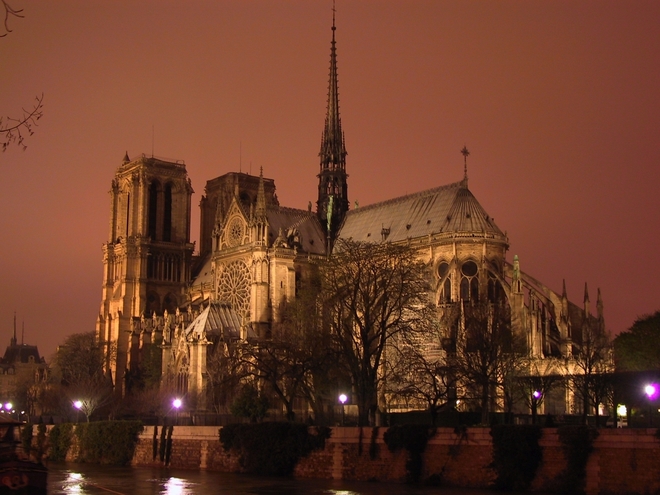 Катедралата "Света Богородица" в Париж нощем