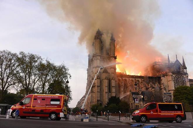 Пожарът в Парижката "Света Богородица"