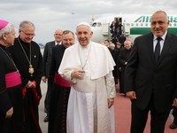 Бойко Борисов посреща папа Франциск на българска земя
