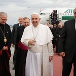 Бойко Борисов посреща папа Франциск на българска земя