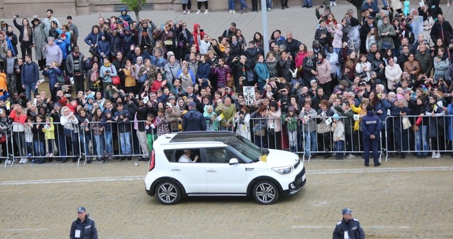 Автомобилът на папа Франциск по софийските улици