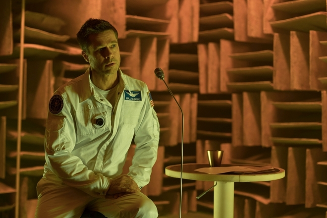 Брад Пит като астронавт в "Към звездите"