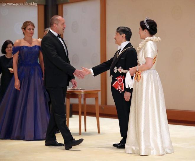 Румен Радев и съпругата му Деси поздравяват новия японски император