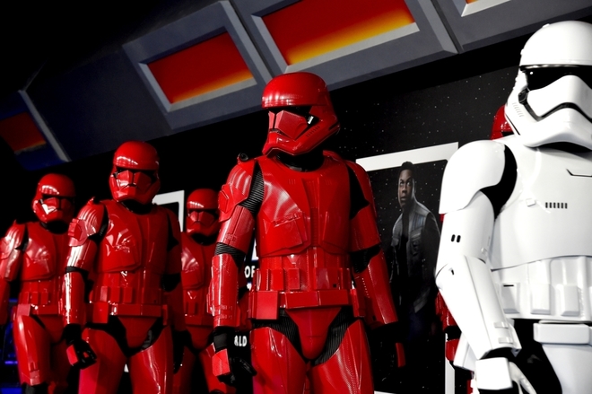 Междузвездни щурмоваци в червено и бяло