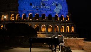 Дзукеро пя пред Колизеума за юбилейния Ден на Земята