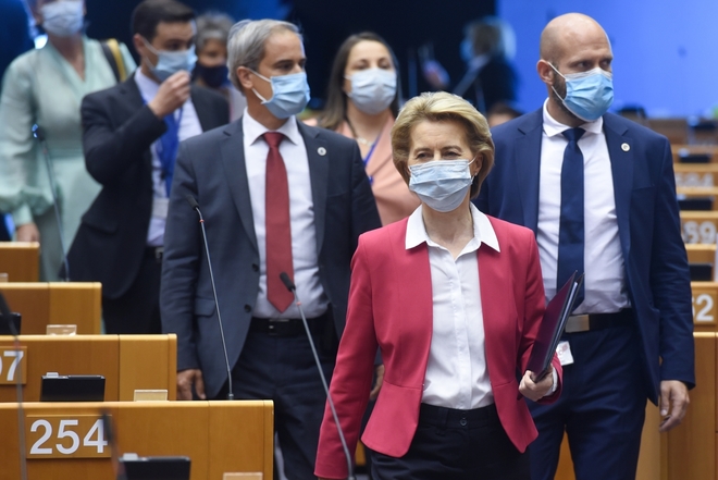 Урсула фон дер Лайен с маска в Европарламента