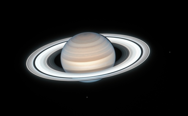 Летният Сатурн през телескопа "Хъбъл"
