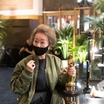 Носителка на "Оскар" с маска