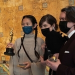 Клоуи Жао с "Оскар" и маска
