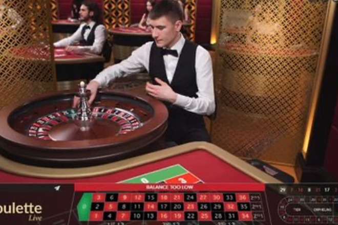 Krupie v kazino na zhivo