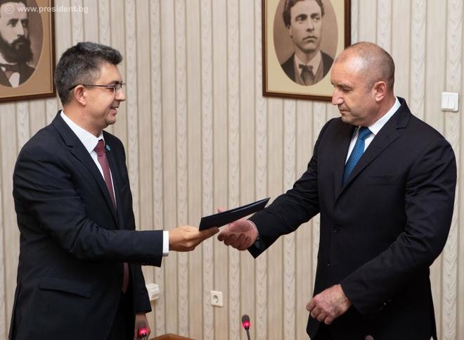 Пламен Николов връчва на президента проектосъстава на своето правителство