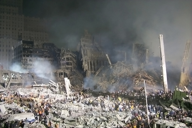 11 септември 2001 г.: Тлеещите останки от Световния търговски център