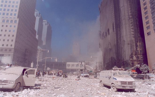 11 септември 2001 г.: Разруха и прах в центъра на Ню Йорк