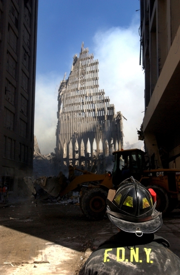 11 септември 2001 г.: Руините на Световния търговски център