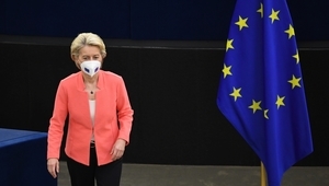 Урсула фон дер Лайен с маска в пленарната зала на ЕП