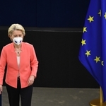 Урсула фон дер Лайен с маска в пленарната зала на ЕП