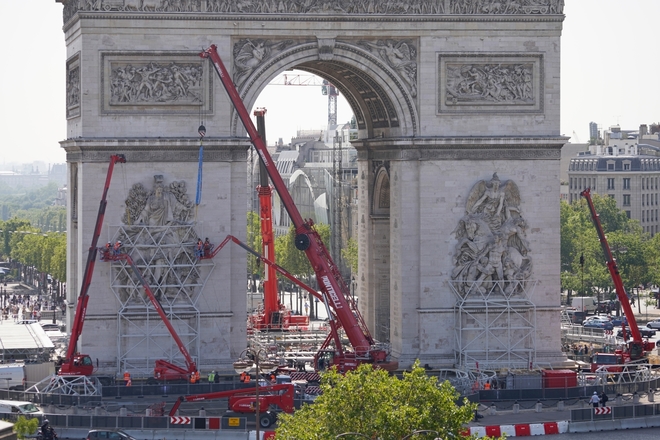 Триумфалната арка преди опаковането