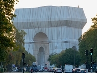 Кристо и Жан-Клод, L'Arc de Triomphe, Wrapped, Париж, 1961-2021 г.
