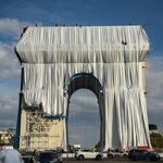 Триумфалната арка, "почти" опакована