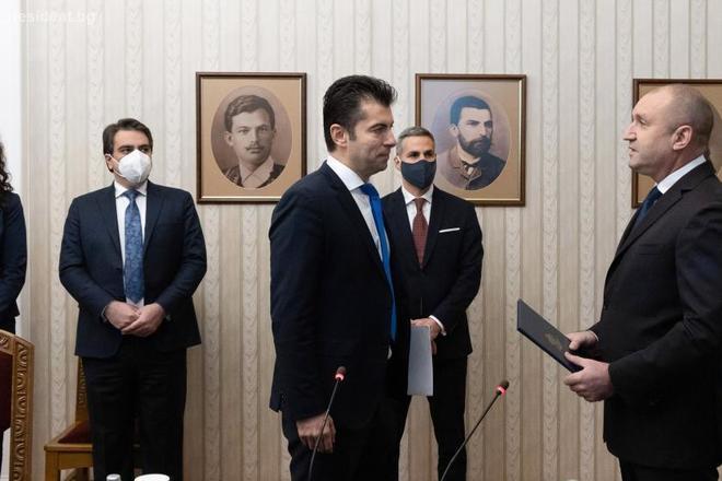 Kiril petkov poluchava ot prezidenta mandat za sastavyane na pravitelstvo
