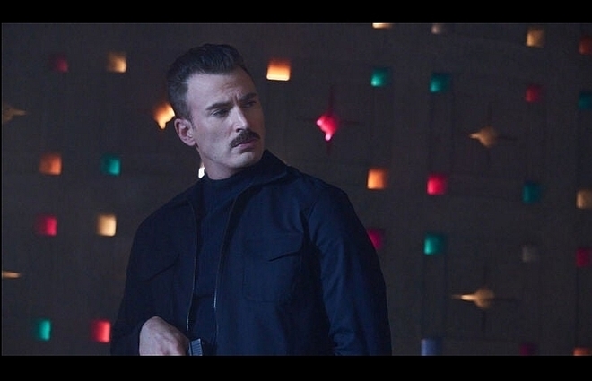 Крис Евънс като злодей с мустаци в The Gray Man (2022)