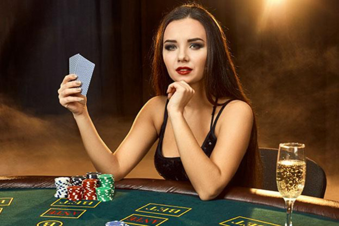 Жена с карти