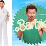 Симу Лиу като Кен по потник и неговата кукла от "Барби" (2023)